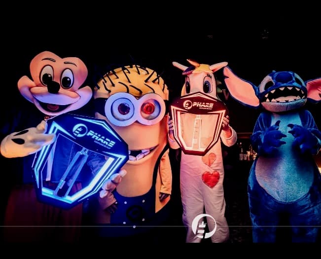 Groupe de mascottes en soirée